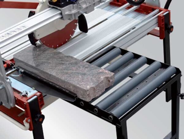 Cutting paving slab with Zoe 150 by Raimondi