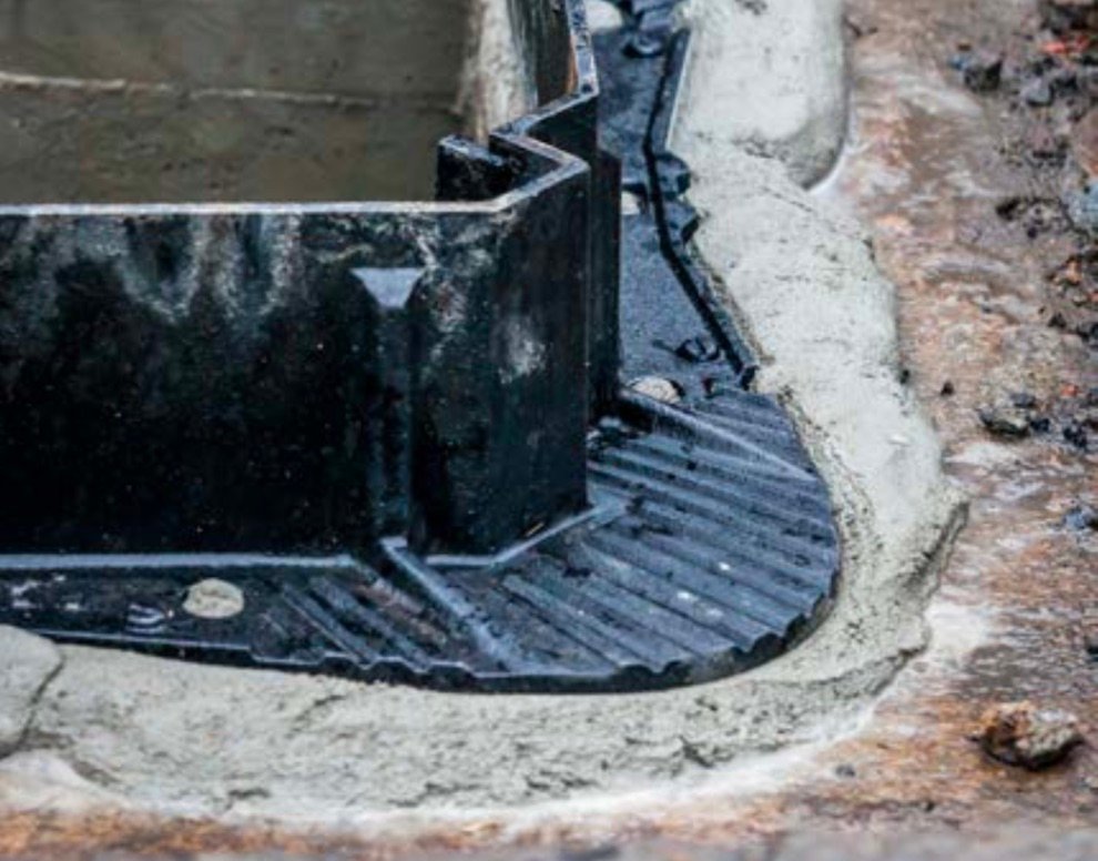 Bedding mortar on ironwork reinstatement