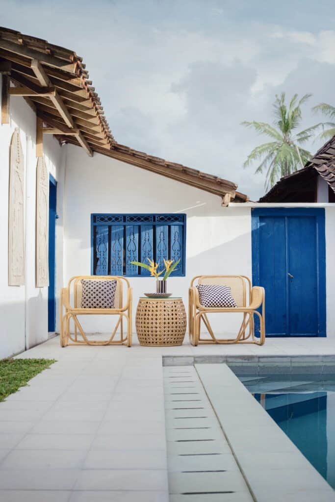 White paving with a light-coloured grout