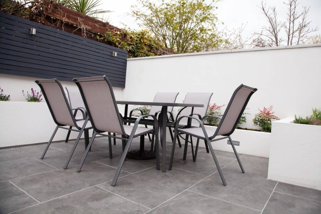 Grey slabs with light coloured grout